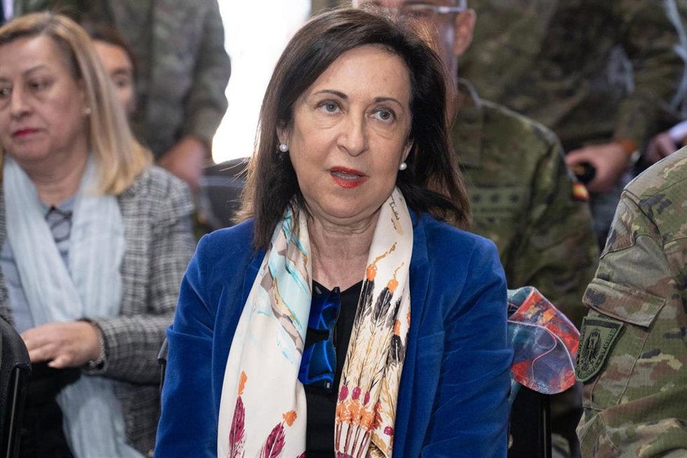 La ministra de Defensa, Margarita Robles, atiende a las explicaciones de los mandos militares en el destacamento  'Guzmán el Bueno', a 13 de abril de 2023, en Córdoba, (Andalucía, España). 