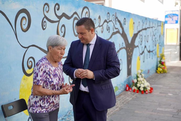 La presidenta de la comunidad de propietarios del edificio Julián José y el alcalde de Arona, José Julián Mena, en el séptimo aniversario del derrumbe