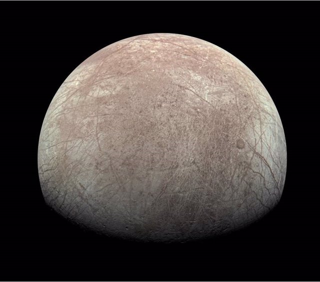 Esta vista de la luna helada Europa de Júpiter fue capturada por el generador de imágenes JunoCam a bordo de la nave espacial Juno de la NASA durante el sobrevuelo cercano de la misión el 29