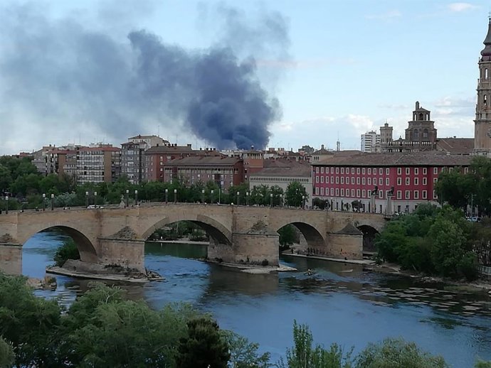 Columna de humo visible desde la margen izquierda.