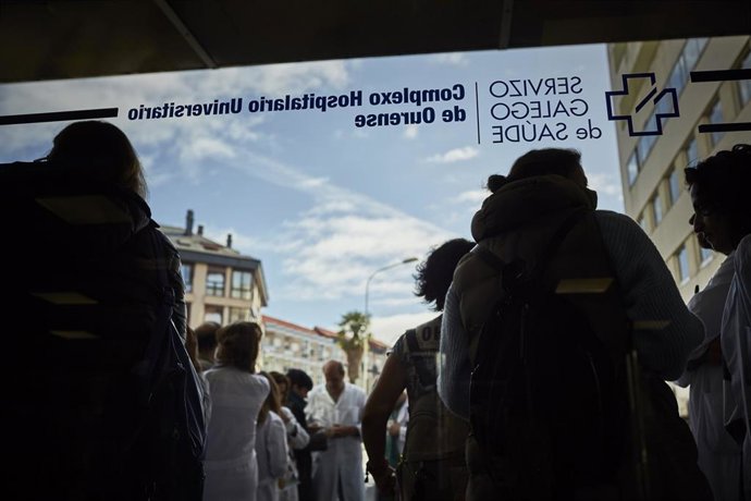 Una señora espera en silla de ruedas en el Complexo Hospitalario Universitario durante la tercera jornada de la huelga de médicos gallegos, a 13 de abril de 2023, en Ourense, Galicia (España). Los médicos gallegos están llamados a secundar la huelga ind