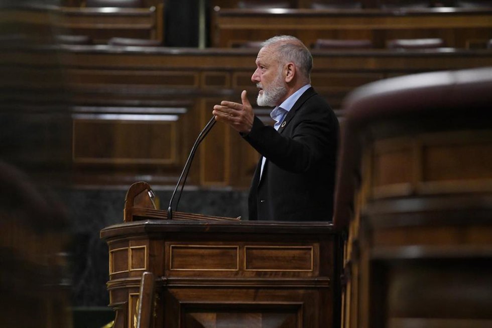 El diputado de Unidas Podemos Roberto Uriarte interviene durante una sesión plenaria en el Congreso de los Diputados, a 28  de marzo de 2023, en Madrid (España). 