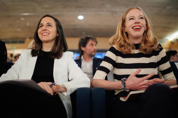 La ministra de Derechos Sociales, Ione Belarra (i) y la secretaria para la Agenda 2030, Lilith Verstrynge (d), durante la presentación del Plan de Acción de Juventud del Instituto de la Juventud (Injuve), a 29 de marzo de 2023, en Madrid (España).
