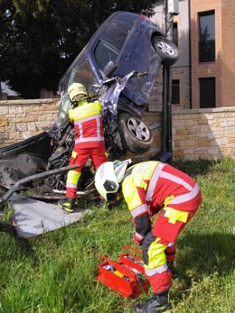 Vehículo apoyado en dos ruedas contra un muro y un poste tras salirse de la vía en Matamorosa