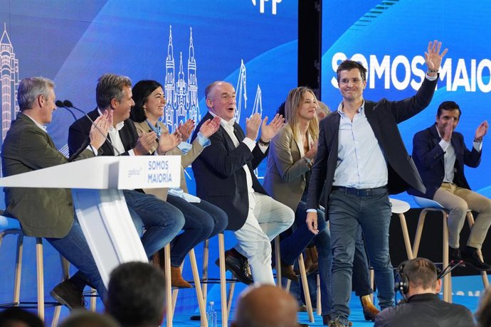 Archivo - El candidato del PP en Santiago, Borja Verea (d), saluda en un acto del PPdeG donde han presentado la alineación de los siete candidatos para las alcaldías de las ciudades de Galicia, en el Multiusos de Sar, a 22 de octubre de 2022