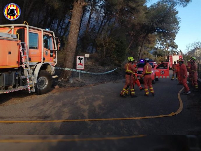 Bomberos en el incendio forestal declarado en la zona de la Casella de Alzira (Valencia)