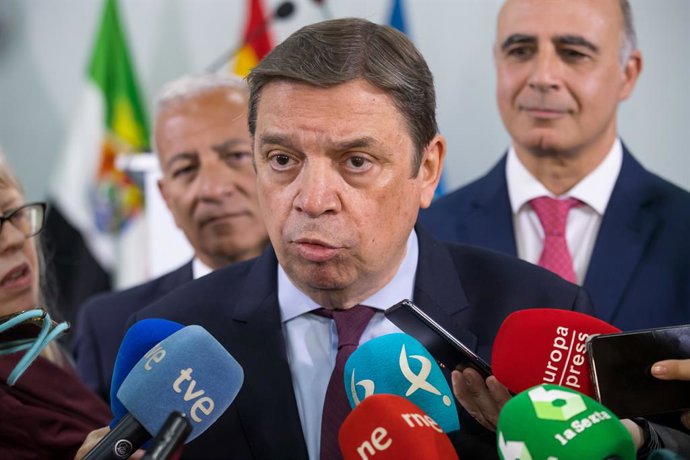 El ministro de Agricultura, Pesca y Alimentación, Luis Planas, atiende a los medios durante la inauguración del Complejo del Ibérico de Extremadura (Cibex), a 16 de marzo de 2023, en Zafra, Badajoz, Extremadura (España). El Complejo del Ibérico de Extre