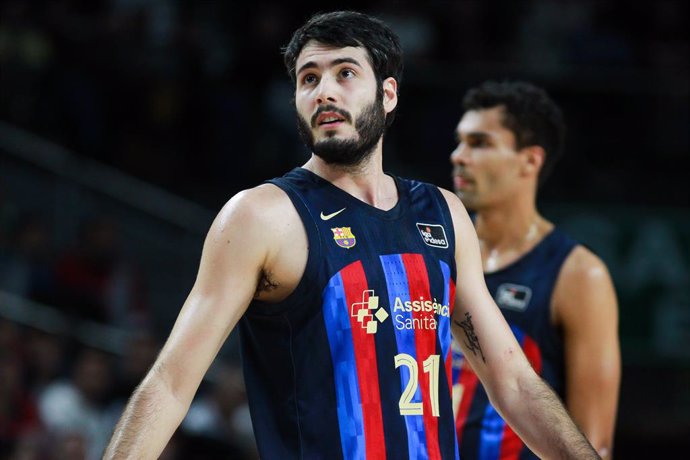 Archivo - Álex Abrines of FC Barcelona looks on during Liga ACB basketball match between Real Madrid and FC Barcelona at Wizink Center on January 2th, 2023 in Madrid, Spain.