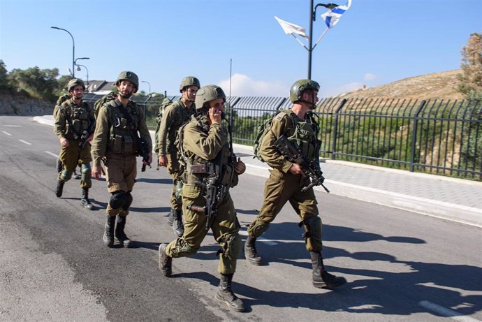 Militares israelíes en Metula, cerca de la frontera con Líbano