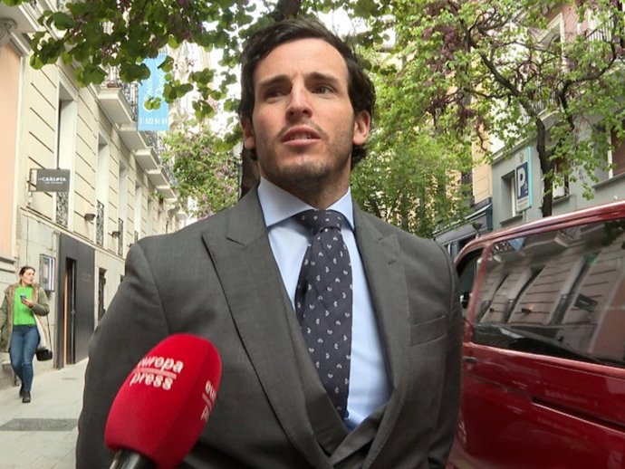 Íñigo Onieva saliendo de casa.