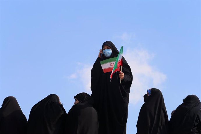Archivo - Mujeres con velo durante el 44 aniversario de la revoluicón islámica en Irán