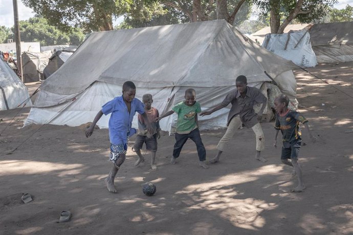 Archivo - Un grupo de niños juega al fútbol en un campo de refugiados en Mueda, en la provincia mozambiqueña de Cabo Delgado.