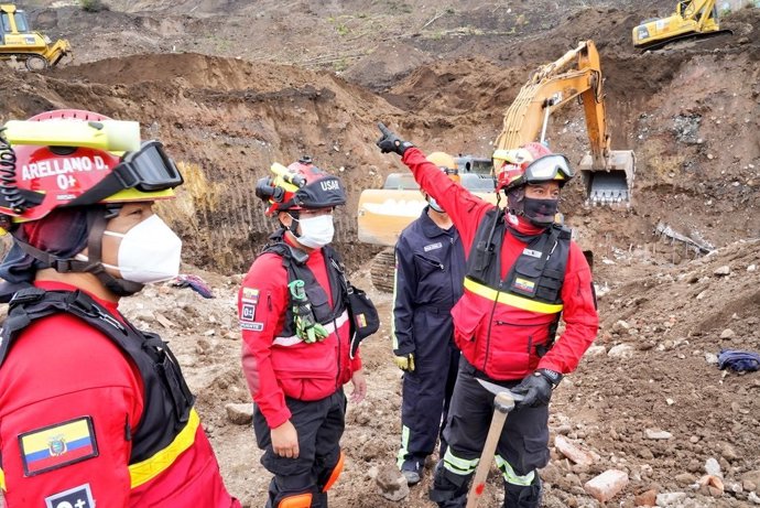 Operarios del Servicio de Emergencias trabajan en la zona afectada por un corrimiento de tierras en Ecuador