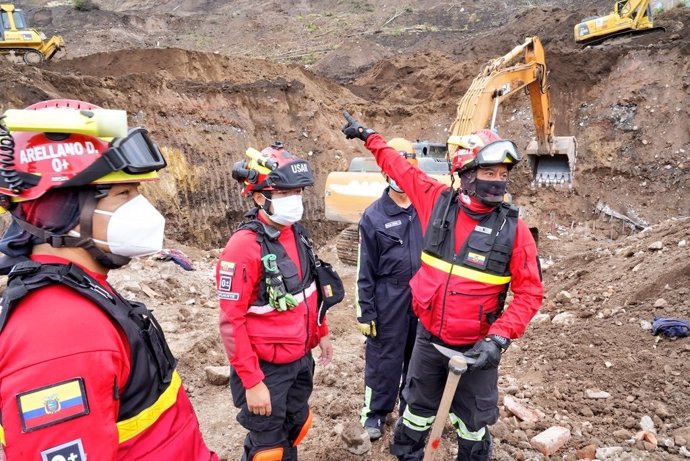 Operarios del Servicio de Emergencias trabajan en la zona afectada por un corrimiento de tierras en Ecuador