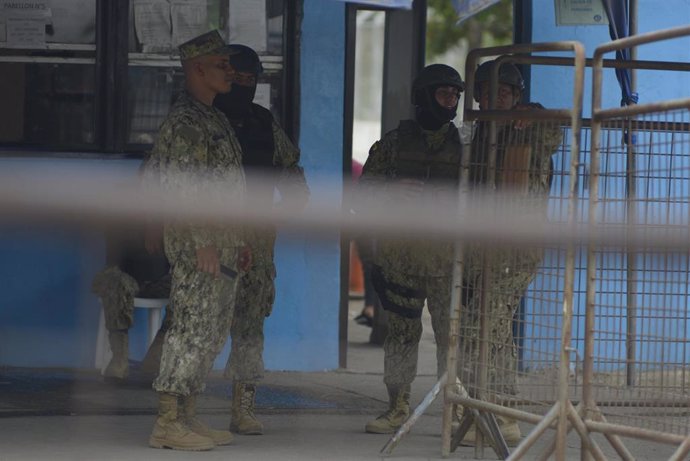 Archivo - Oficiales de la Policía de Ecuador en la Penitenciaría del Litoral, Guayaquil, tras los enfrentamientos ocurridos el pasado 13 de noviembre de 2021