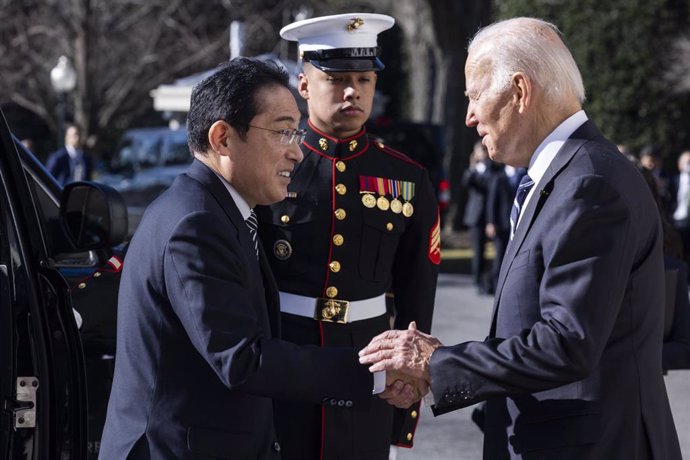 Archivo - El presidente de Estados Unidos, Joe Biden (derecha), estrecha la mano al primer ministro de Japón, Fumio Kishida (izquierda)