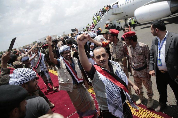 14 April 2023, Yemen, Sanaa: Houthi prisoners arrive at Sanaa airport during a prisoners exchange between Yemeni government and Houthi rebels. The Yemeni government and their rival Houthi rebels began on Friday a three-day prisoner exchange operation, w