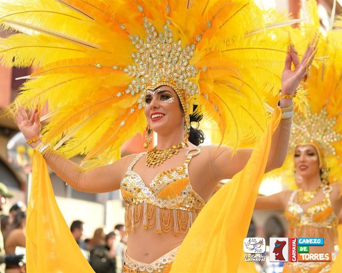Una mujer disfrazada participa en el Carnaval de Cabezo de Torres (Murcia)