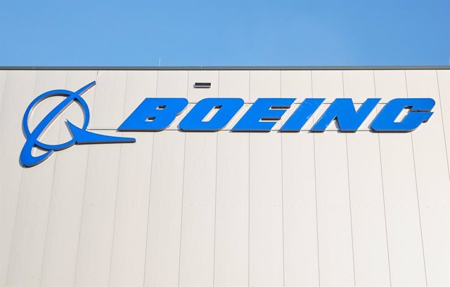 Archivo - FILED - 26 October 2022, Schleswig-Holstein, Henstedt-Ulzburg: View of a logo with the words Boeing on a hall of the new Boeing distribution center. Photo: Georg Wendt/Deutsche Presse-Agentur GmbH/dpa