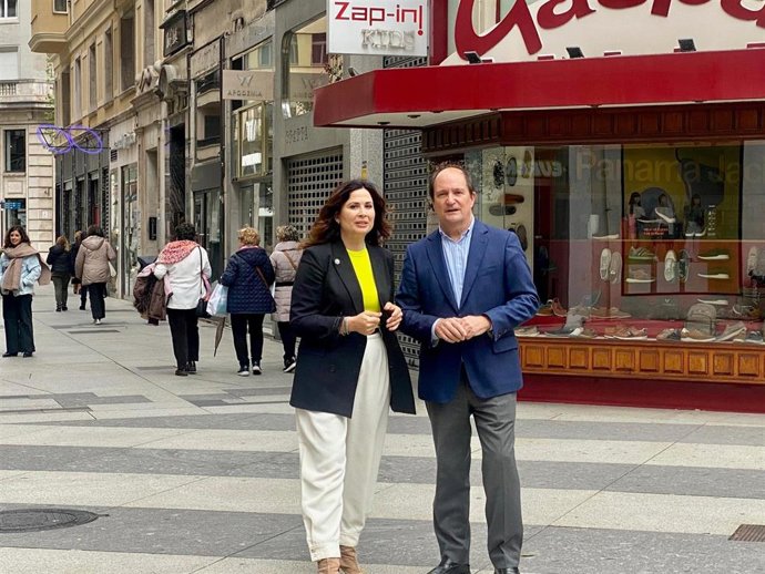 La concejala de Comercio del Ayuntamiento de Santander, Miriam Díaz, y el presidente de la Cámara de Comercio de Cantabria, Modesto Piñeiro