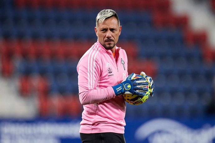 Archivo - Diego Alves of RC Celta de Vigo looks on prior the LaLiga Santander match between CA Osasuna and RC Celta de Vigo at El Sadar  on March 6, 2023, in Pamplona, Spain.