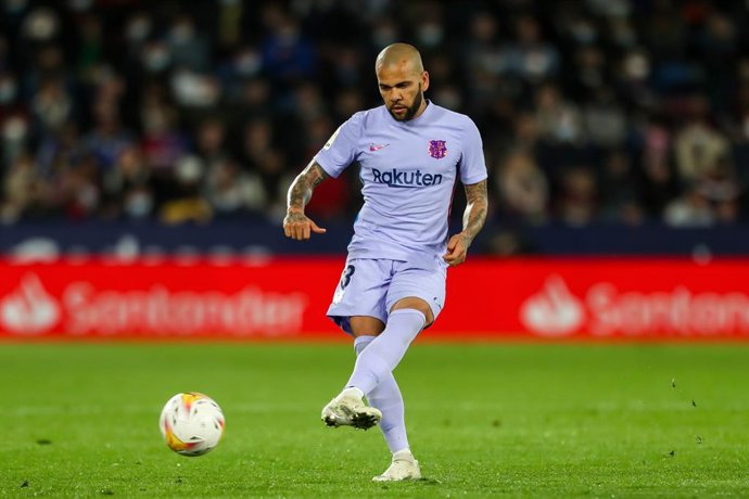 Archivo - El futbolista Dani Alves el 10 d'abril del 2022