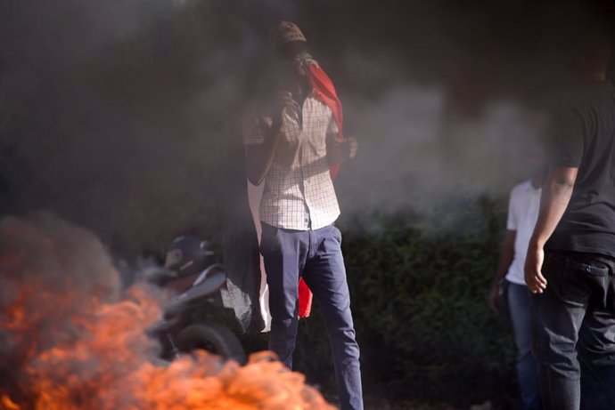 Archivo - June 3, 2020, Khartoum, Khartoum, Sudan: Sudanese protesters some clad in masks as a precaution due to the COVID-19 coronavirus pandemic, wave national flags and burn tyres as they take part in a demonstration in the capital Khartoum, on May 2