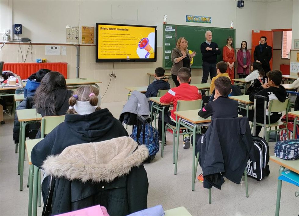 Archivo - Celebración de un taller en el colegio Vélez de Guevara