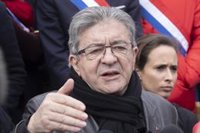 Mélenchon denuncia la promulgación nocturna de la ley de pensiones como un "despliegue de arrogancia"