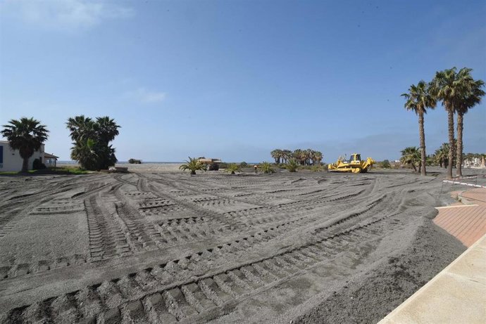 Archivo - Diputación formará a los operarios municipales que se encargan del mantenimiento de las playas granadinas