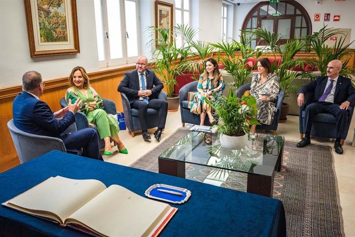 La vicepresidenta segunda del Cabildo de Tenerife, Berta Pérez, y la consejera delegada de Acción Exterior, Liskel Álvarez, han recibido la visita de los embajadores en España de la República Checa y Eslovaca