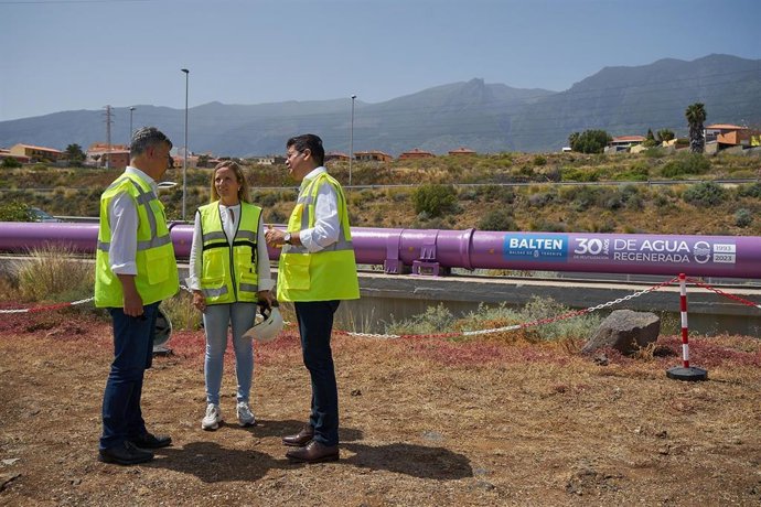 Archivo - El presidente del Cabildo de Tenerife, Pedro Martín, y el consejero de Agricultura, Ganadería y Pesca, Javier Parrilla, visitan La conducción de agua regenerada de Santa Cruz-Arona