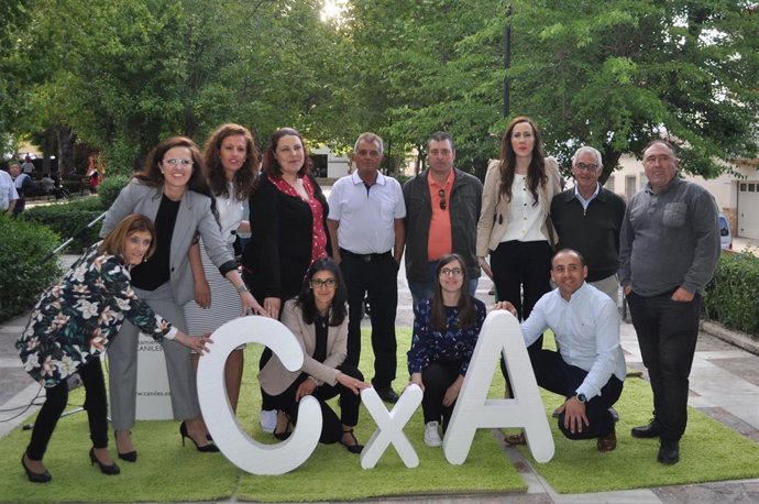 Archivo - Imagen de archivo de una candidatura de Compromiso por Andalucía en Caniles, con la actual alcaldesa, María Pilar Vázquez