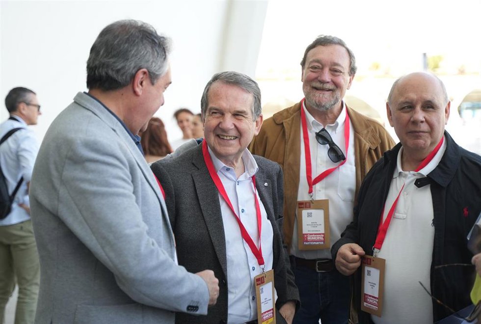 El alcalde de Vigo, Abel Caballero (2i), el secretario de organización de Psoe Zaragoza, Martín Nicolás (2d), 6y el secretario general de la FEMP, Carlos Daniel Casares (1d), a su llegada a la celebración de la Conferencia Municipal del Partido Socialis