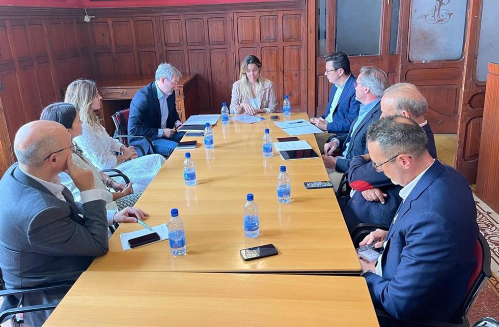 El candidato de Coalición Canaria a la Presidencia del Gobierno, Fernando Clavijo, se reúne con representantes del sector primario en la apañada de Morro Jable, en Fuerteventura