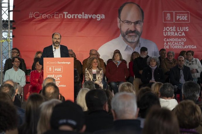 El candidato del PSOE a la Alcaldía de Torrelavega, José Luis Urraca, en el acto de presentación del resto del equipo que le acompañará en la lista para las elecciones del 28 de mayo
