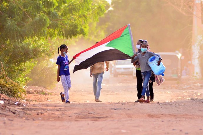 Archivo - June 30, 2020, Khartoum, Khartoum, Sudan: Sudanese protesters chant during a protest on Sixty street in the east of the capital Khartoum, on June 30, 2020. Tens of thousands of Sudanese took to the streets in several cities and the capital cal