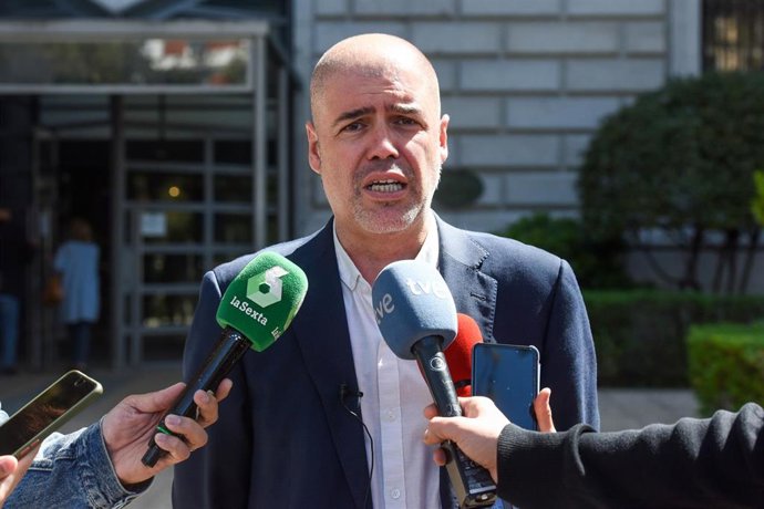 El secretario general de CCOO, Unai Sordo, atiende a los medios durante la exposición Para la libertad.