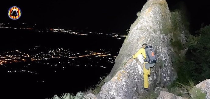 Rescatados dos hombres extraviados en la sierra de las Agujas, entre Alzira y Simat de la Valldigna