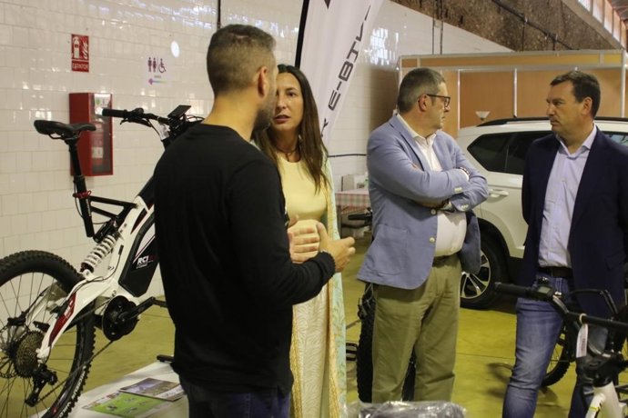 Loles López destaca que el Salón del Vehículo convierta a Valverde "en la capital provincial del motor"