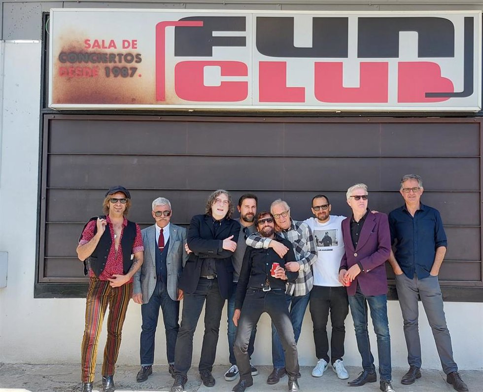 Protagonistas del documental sobre la salud del rock andaluz, en las puertas de Fun Club.