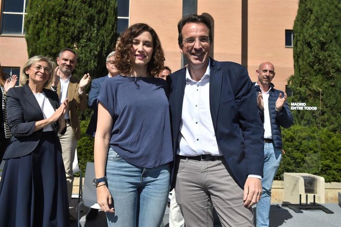 La presidenta de la Comunidad de Madrid y presidenta del Partido Popular (PP) de la Comunidad madrileña, Isabel Díaz Ayuso, y el lider del PP de Leganés, Miguel Ángel Recuenco, participan en un acto de precampaña del PP