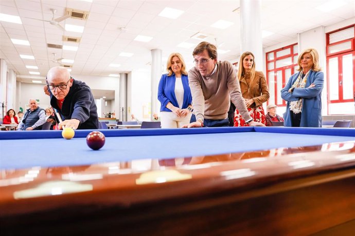 El alcalde de Madrid, José Luis Martínez-Almeida, en el centro de mayores Nicolás Salmerón.