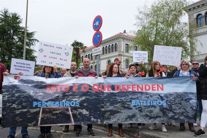 Concentración "en defensa del sector percebeiro de Galicia y contra las chapuzas política al sector del mar", en relación con el conflicto por la escasez de mejilla, convocada por la Federación Galega de Confrarías .