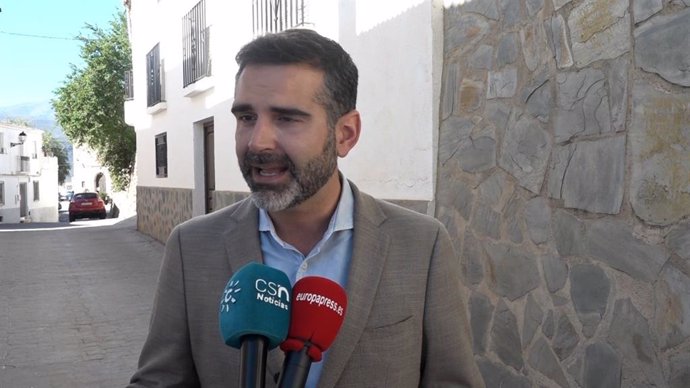 Fernández-Pacheco atiende a los medios en Beires (Almería)