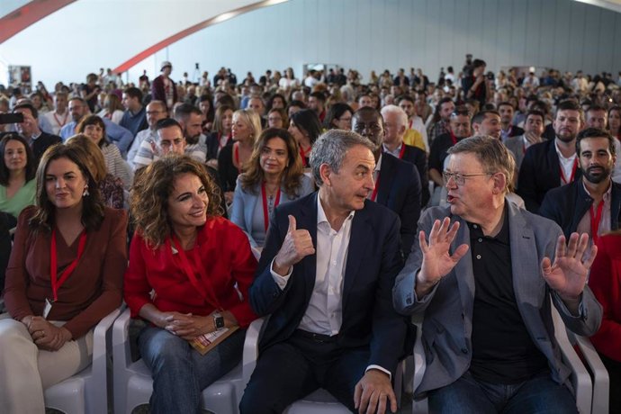 (I-D) La candidata del PSPV al Ayuntamiento de Valencia y actual vicealcaldesa, Sandra Gómez; la ministra de Hacienda, María Jesús Montero; el expresidente del Gobierno, José Luis Rodríguez Zapatero; y el presidente de la Generalitat, Ximo Puig; durante