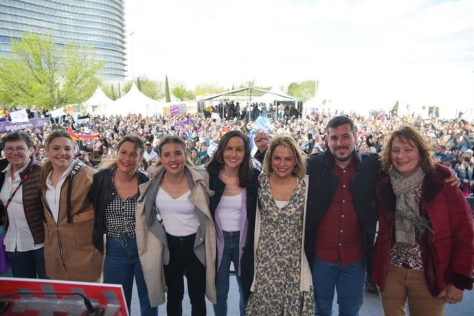 Antnia Jover, junto con Ione Belarra, Irene Montero, y otros candidatos de Podemos a los gobiernos autonómicos.