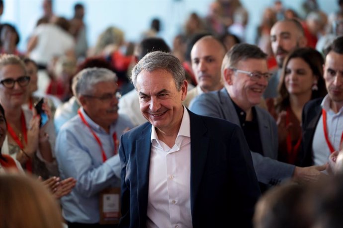 El expresidente del Gobierno, José Luis Rodríguez Zapatero, es saludado por los militantes a su llegada a la celebración de la Conferencia Municipal del Partido Socialista, en la Ciudad de las Artes y las Ciencias, a 15 de abril de 2023, en Valencia, Co