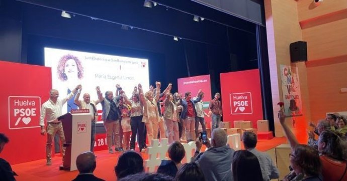 El PSOE presenta en San Bartolomé de la Torre su equipo para las municipales con "ilusión, alegría y compromiso"