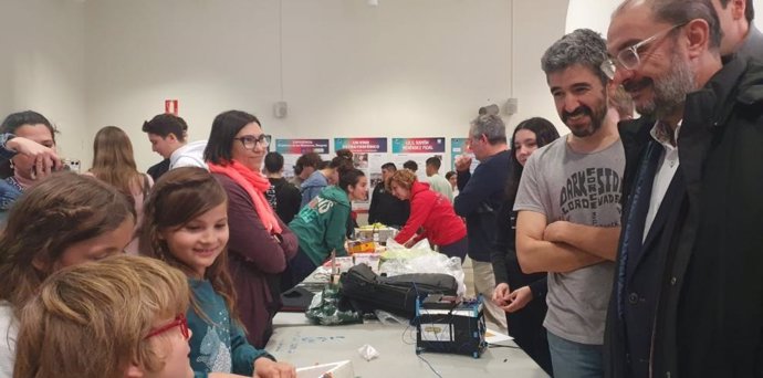 El presidente Javier Lambán ha participado en el lanzamiento de uno de los dos globos sonda que han llevado a la atmósfera los experimentos